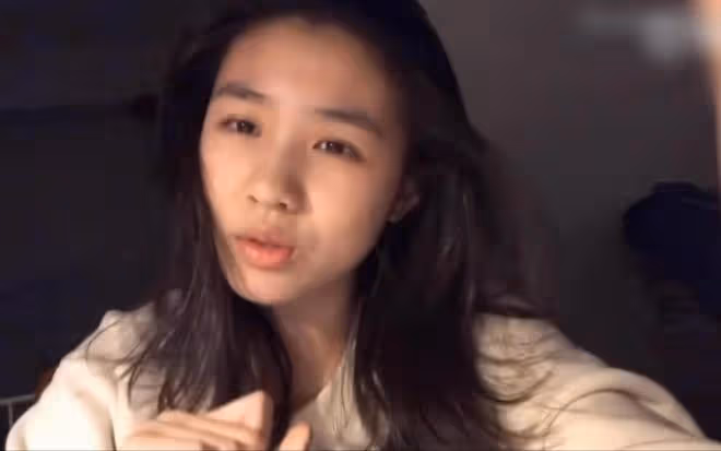 汪峰父女日本度假,18歲小蘋果長漂亮被店員偷瞄,二女兒疑露面