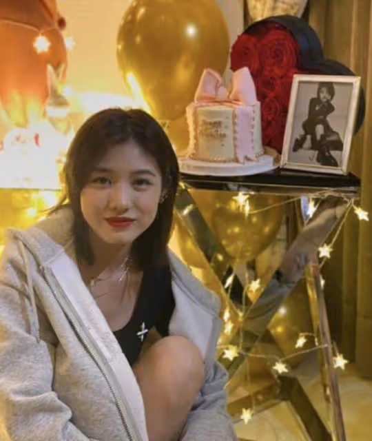 汪峰父女日本度假,18歲小蘋果長漂亮被店員偷瞄,二女兒疑露面