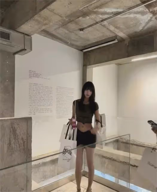 汪峰父女日本度假,18歲小蘋果長漂亮被店員偷瞄,二女兒疑露面