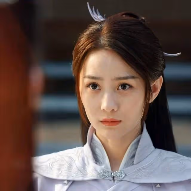 她是《少年白馬醉西風》中的李寒衣,自創「多情」劍法,柔情似水