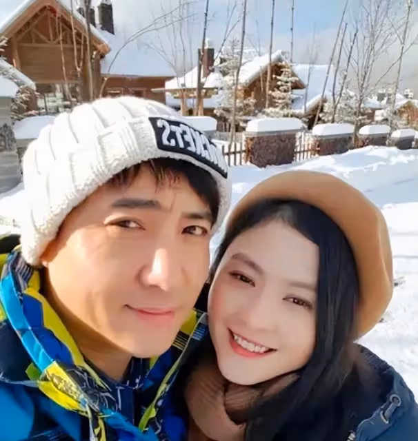 沈騰一家三口度假被偶遇,夫妻有說有笑,網友:王琦胖成賈玲