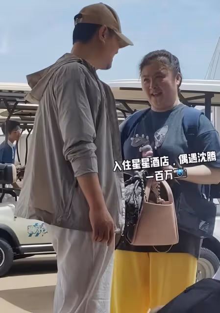 沈騰一家三口度假被偶遇,夫妻有說有笑,網友:王琦胖成賈玲