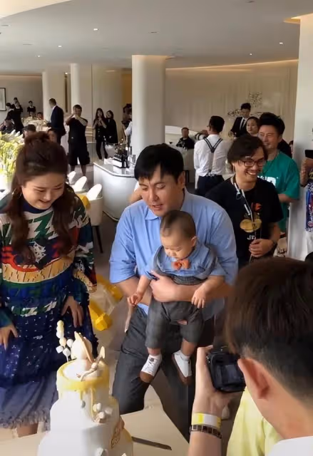 沈騰一家三口度假被偶遇,夫妻有說有笑,網友:王琦胖成賈玲