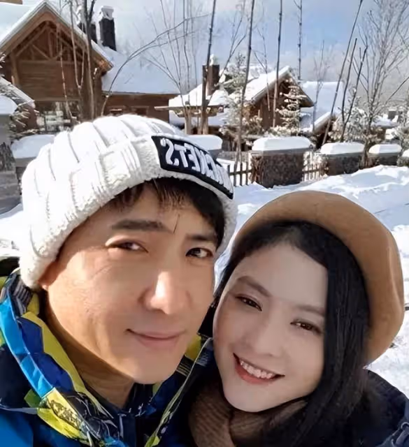 沈騰一家三口度假被偶遇,夫妻有說有笑,網友:王琦胖成賈玲