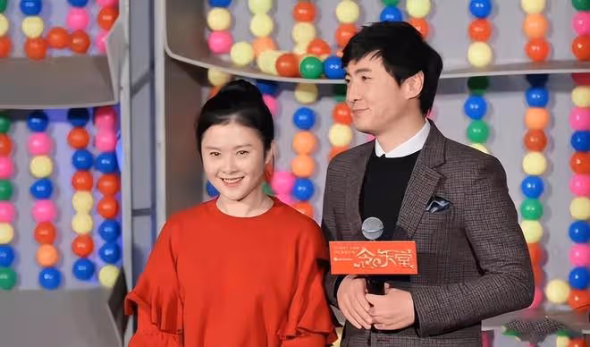 沈騰一家三口度假被偶遇,夫妻有說有笑,網友:王琦胖成賈玲