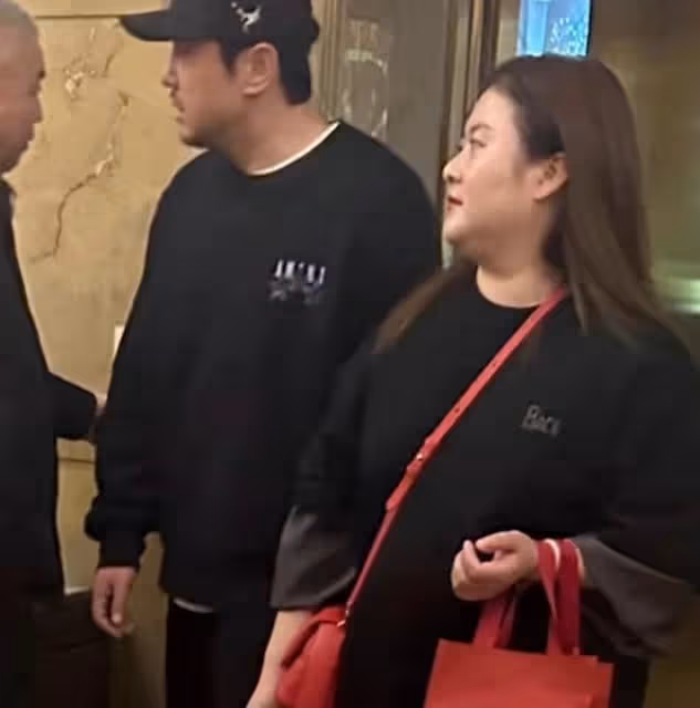 沈騰一家三口度假被偶遇,夫妻有說有笑,網友:王琦胖成賈玲