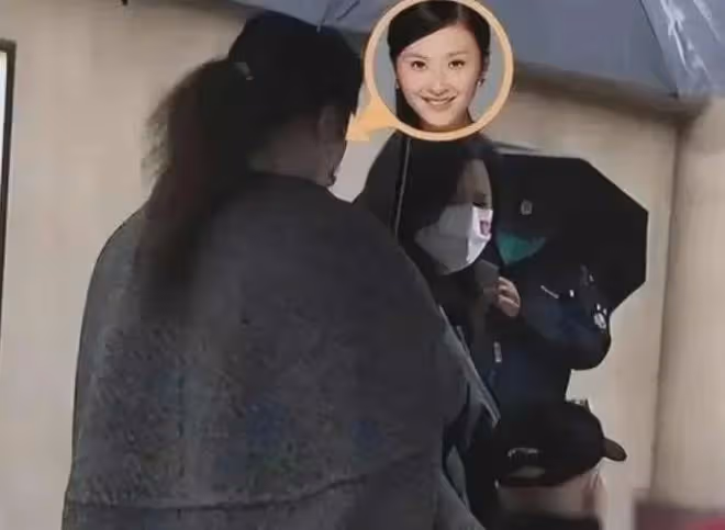 沈騰一家三口度假被偶遇,夫妻有說有笑,網友:王琦胖成賈玲