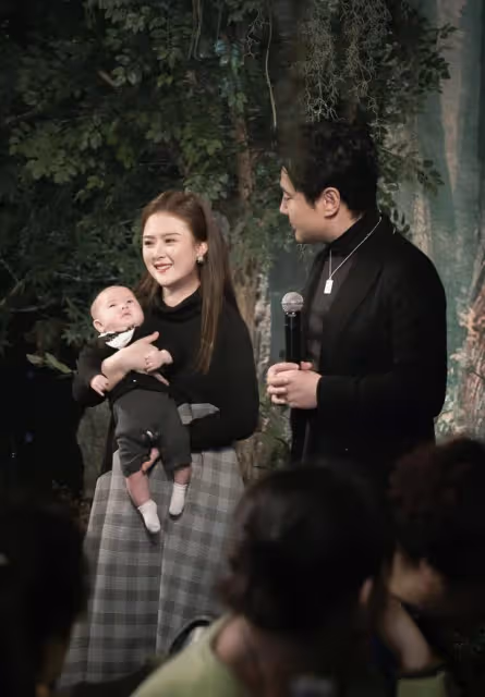 沈騰一家三口度假被偶遇,夫妻有說有笑,網友:王琦胖成賈玲