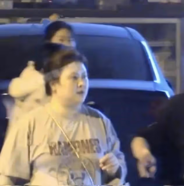 沈騰一家三口度假被偶遇,夫妻有說有笑,網友:王琦胖成賈玲