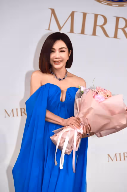 陳美鳳無懼颱風「一路唸經」直奔台中　頸上3100萬坦桑寶石下深溝也搶眼　