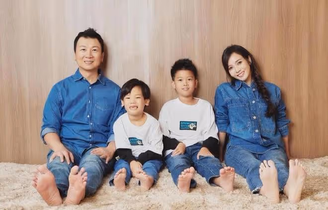 侯佩岑為老公慶祝50歲生日,甜蜜親吻黃伯俊,老夫老妻超恩愛
