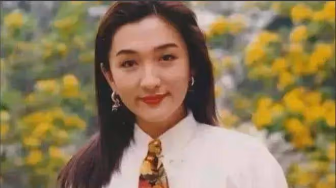 她曾是無數男人的夢中情人，因炒股輸身家而被迫去拍三級片