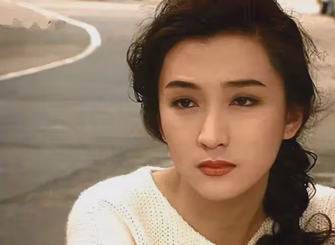 她曾是無數男人的夢中情人，因炒股輸身家而被迫去拍三級片