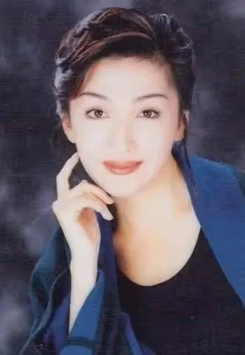 她曾是無數男人的夢中情人，因炒股輸身家而被迫去拍三級片