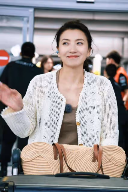 45歲陳好和37歲宋茜同框,穿掛脖背心外搭鏤空外套,依然是萬人迷