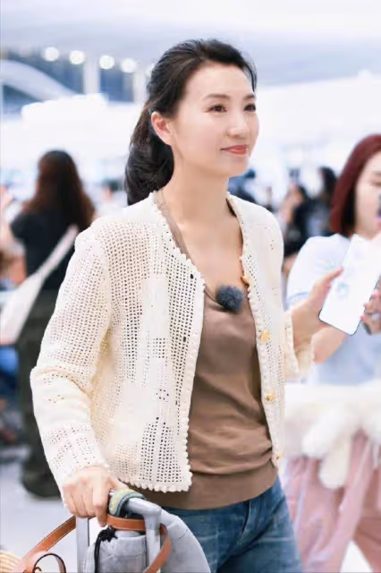 45歲陳好和37歲宋茜同框,穿掛脖背心外搭鏤空外套,依然是萬人迷