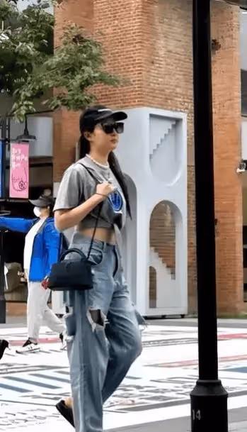 劉亦菲北京逛街被偶遇,背5萬包包,穿6000短袖,氣質美貌好出眾