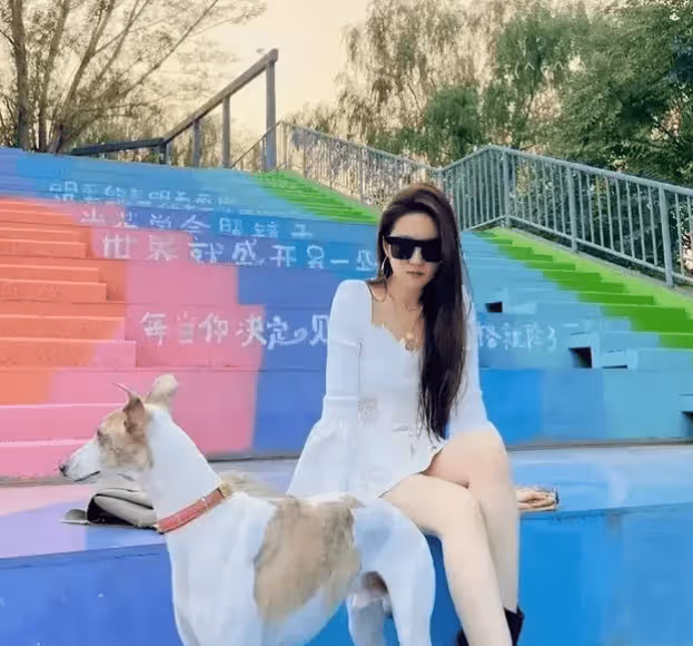 劉亦菲北京逛街被偶遇,背5萬包包,穿6000短袖,氣質美貌好出眾