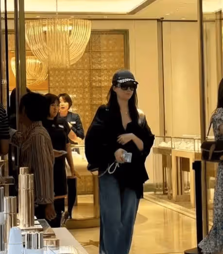劉亦菲北京逛街被偶遇,背5萬包包,穿6000短袖,氣質美貌好出眾