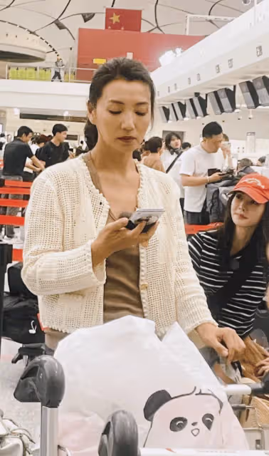 風韻猶存!44歲陳好現身機場,流汗亦美麗,當老師多年有書卷氣