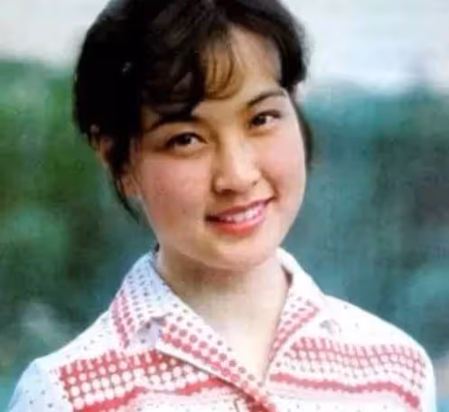 劉曉慶18歲當知青時的照片曝光,美翻全場!難怪她敢一輩子演少女