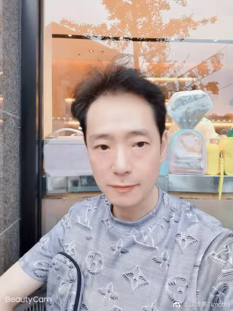 TVB前男星邵傳勇近況曝光!瘦到兩頰凹陷被質疑患病,繼女已出道