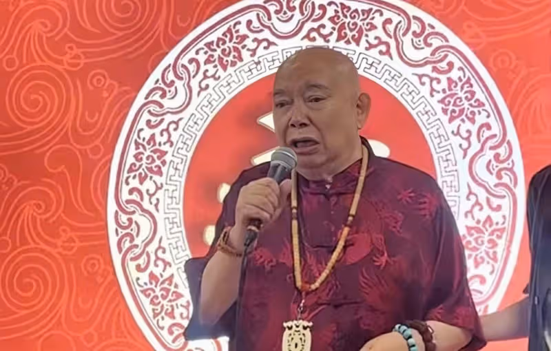 黃一飛82歲生日罕見露面，長胖50斤變滄桑，戴鴿子蛋大翡翠戒指