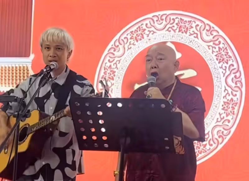 黃一飛82歲生日罕見露面，長胖50斤變滄桑，戴鴿子蛋大翡翠戒指
