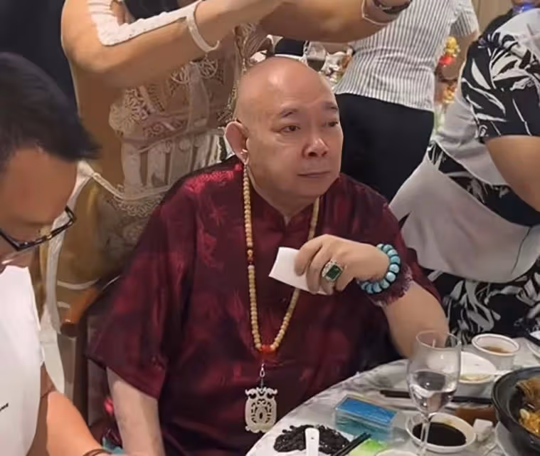 黃一飛82歲生日罕見露面，長胖50斤變滄桑，戴鴿子蛋大翡翠戒指