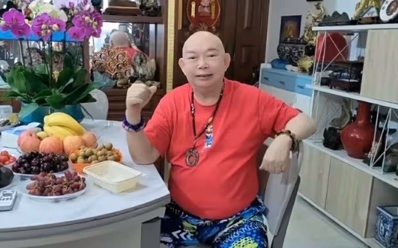 黃一飛82歲生日罕見露面，長胖50斤變滄桑，戴鴿子蛋大翡翠戒指