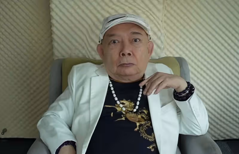 黃一飛82歲生日罕見露面,長胖50斤變滄桑,戴鴿子蛋大翡翠戒指