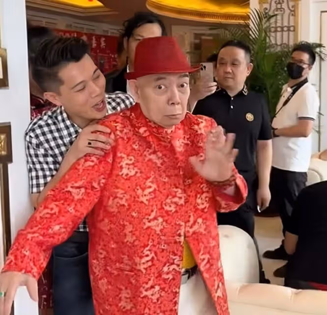 黃一飛82歲生日罕見露面,長胖50斤變滄桑,戴鴿子蛋大翡翠戒指