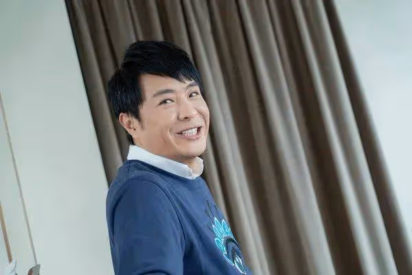 香港知名主持大曝TVB港姐冠軍秘聞,佘詩曼、郭羨妮受牽連,當事人發文反擊