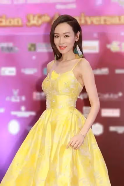 香港知名主持大曝TVB港姐冠軍秘聞,佘詩曼、郭羨妮受牽連,當事人發文反擊