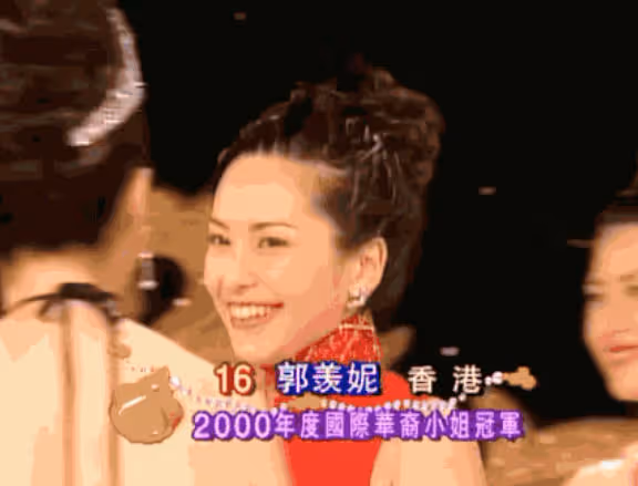 TVB前港姐冠軍50歲依然逆齡,曾因「戀愛腦」與多位男星傳緋聞,如今與內地武指婚姻幸福