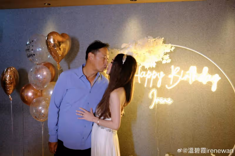 不老女神溫碧霞獲老公驚喜慶生!二人當眾親吻,被指似兩代人