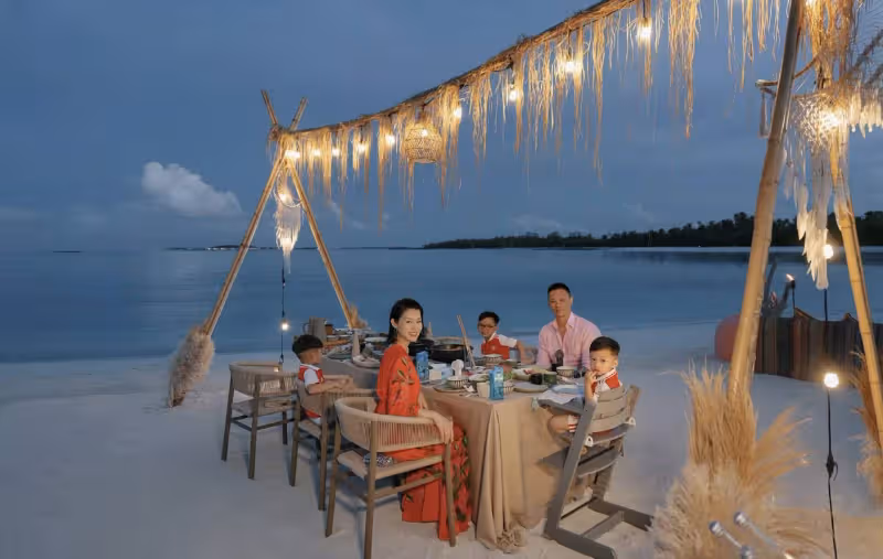 胡杏兒一家出國度假！穿保守泳裝身材前凸後翹，三個兒子顏值高