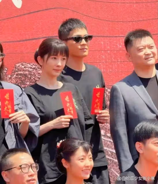 楊冪挑戰農村婦女角色遭吐槽 穿破舊棉襖現身該劇片場拍攝好出戲