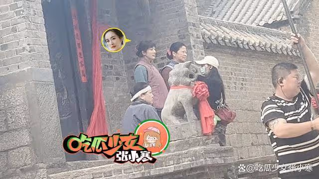 楊冪挑戰農村婦女角色遭吐槽 穿破舊棉襖現身該劇片場拍攝好出戲