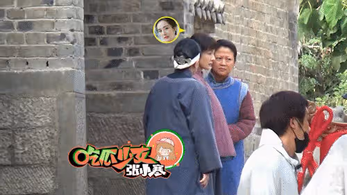 楊冪挑戰農村婦女角色遭吐槽 穿破舊棉襖現身該劇片場拍攝好出戲