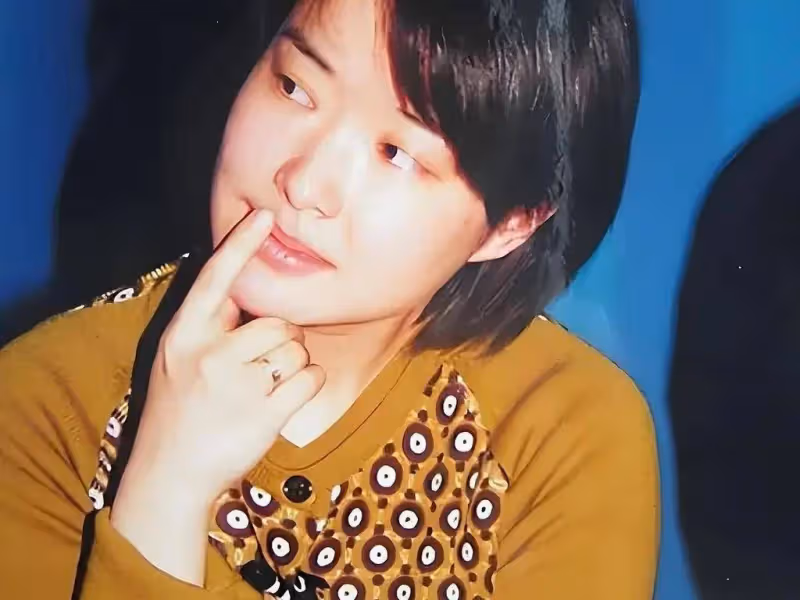她是央視台長之女,22歲嫁初戀,23歲進央視,結婚30年無兒無女