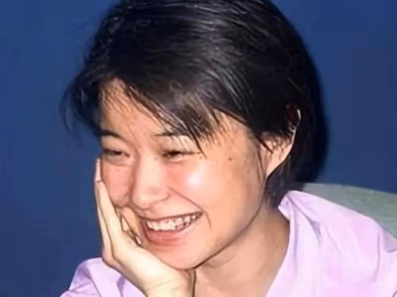 她是央視台長之女,22歲嫁初戀,23歲進央視,結婚30年無兒無女