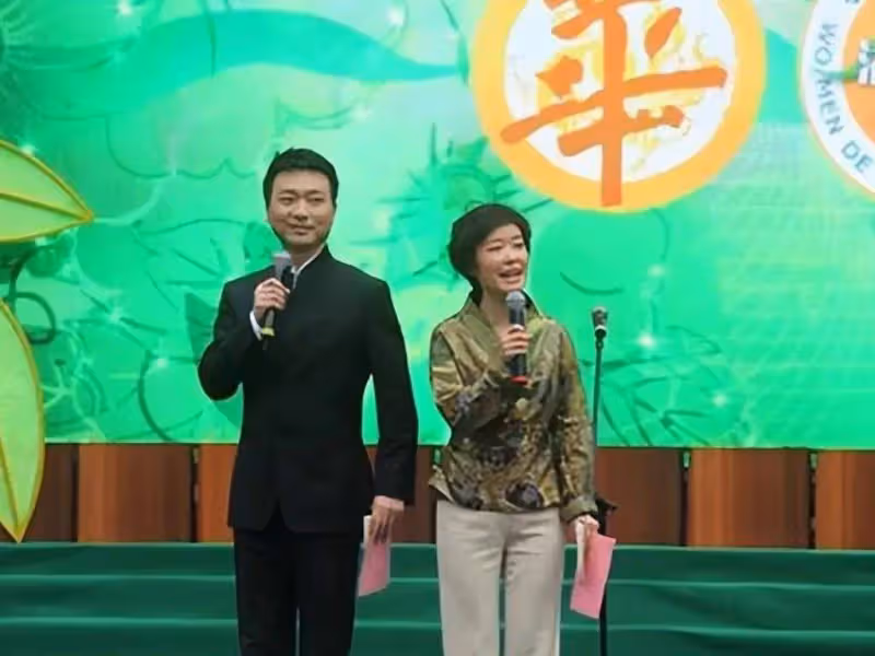她是央視台長之女,22歲嫁初戀,23歲進央視,結婚30年無兒無女