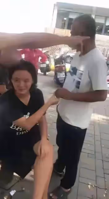 28歲爺孫戀女主老得像48歲,疑和4個流浪漢一起生活!真的麼?
