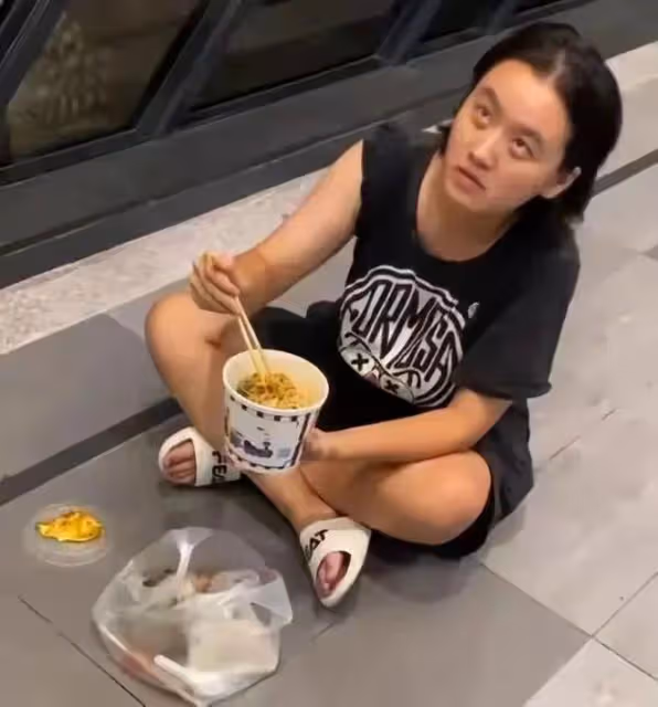 28歲爺孫戀女主老得像48歲,疑和4個流浪漢一起生活!真的麼?
