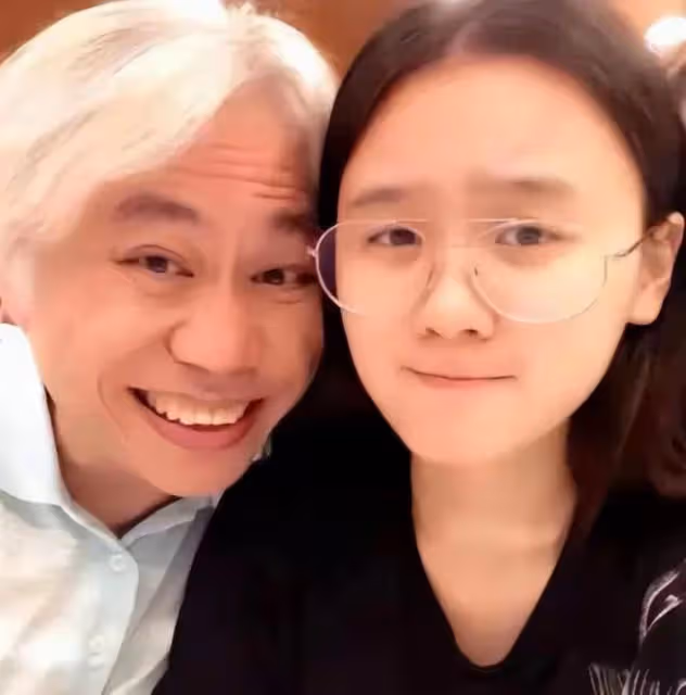 28歲爺孫戀女主老得像48歲,疑和4個流浪漢一起生活!真的麼?