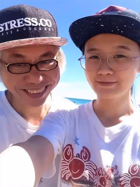 28歲爺孫戀女主老得像48歲,疑和4個流浪漢一起生活!真的麼?