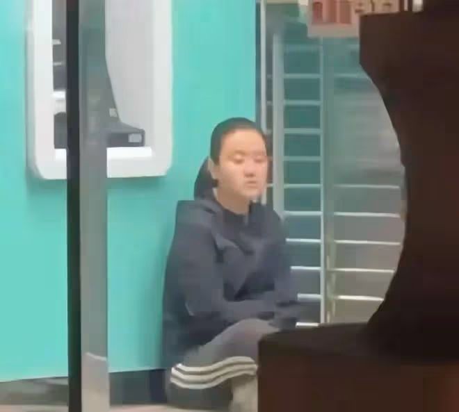 28歲爺孫戀女主老得像48歲,疑和4個流浪漢一起生活!真的麼?