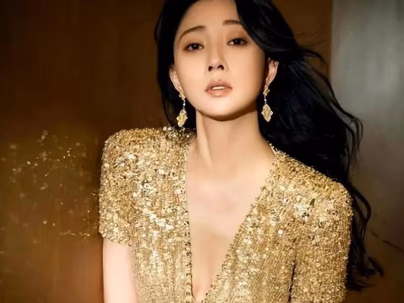 46歲殷桃膽真肥,襯衫直接光腿穿坐下要用手遮,水蜜桃身材太性感