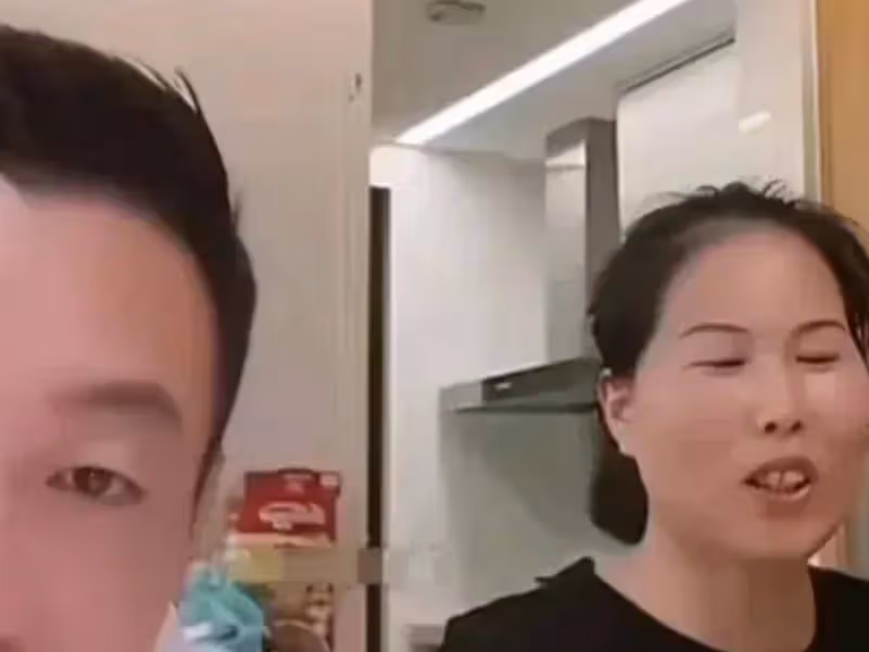 小楊阿姨給二汪做接風宴,一碗湯麵,暖了兩個孩子的心!